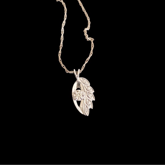 Cute Dainty Leaf Necklace - Picture 2 of 6